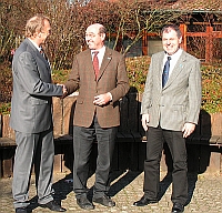 Jochen Nordau (links) und Siegfried Weber (rechts) begrüßen CJD-Präsident Primus