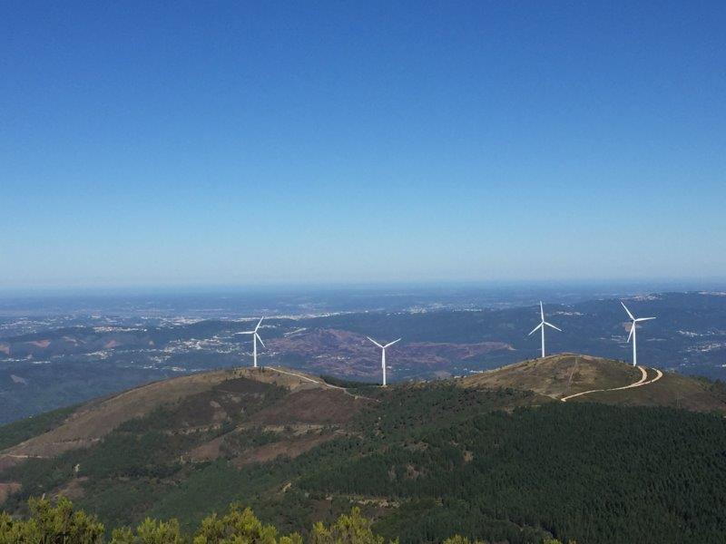 Ähnlich wie beim vorherigen Projekt stehen die Windenergie-Anlagen in einer bergigen Gegend Ähnlich wie beim vorherigen Projekt stehen die Windenergie-Anlagen in einer bergigen Gegend
