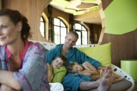Familie im Spa-Bereich