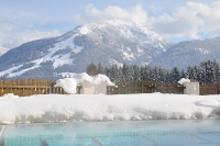 Outdoorpool mit Blick auf die Berge im Hotel Alpina