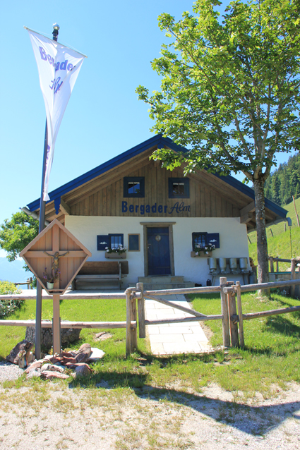 Die historische Almhütte erstrahlt in neuem Glanz. (Bildquelle: Bergader Privatkäserei) Die historische Almhütte erstrahlt in neuem Glanz. (Bildquelle: Bergader Privatkäserei)