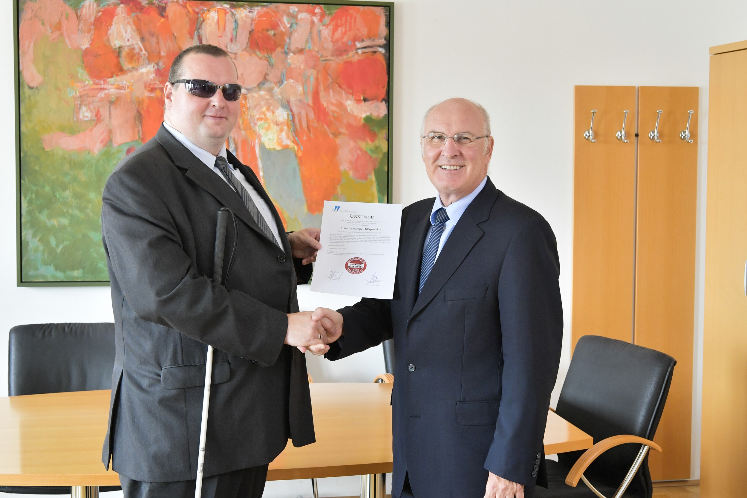 Klaus Hübner (Präsident KDWT)überreicht Dietmar Janoschek (rechts) die Auszeichnung (Bildquelle: @ H