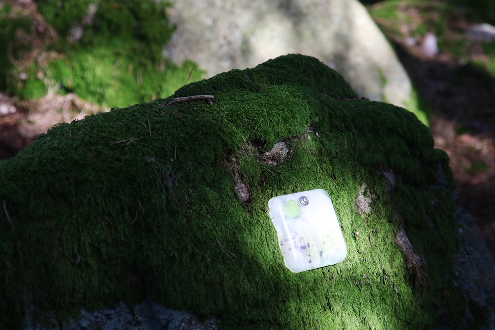 Erinnerungstafel aus Glas im Naturfriedhof Schlosswald (Foto: Jörg Kulow)