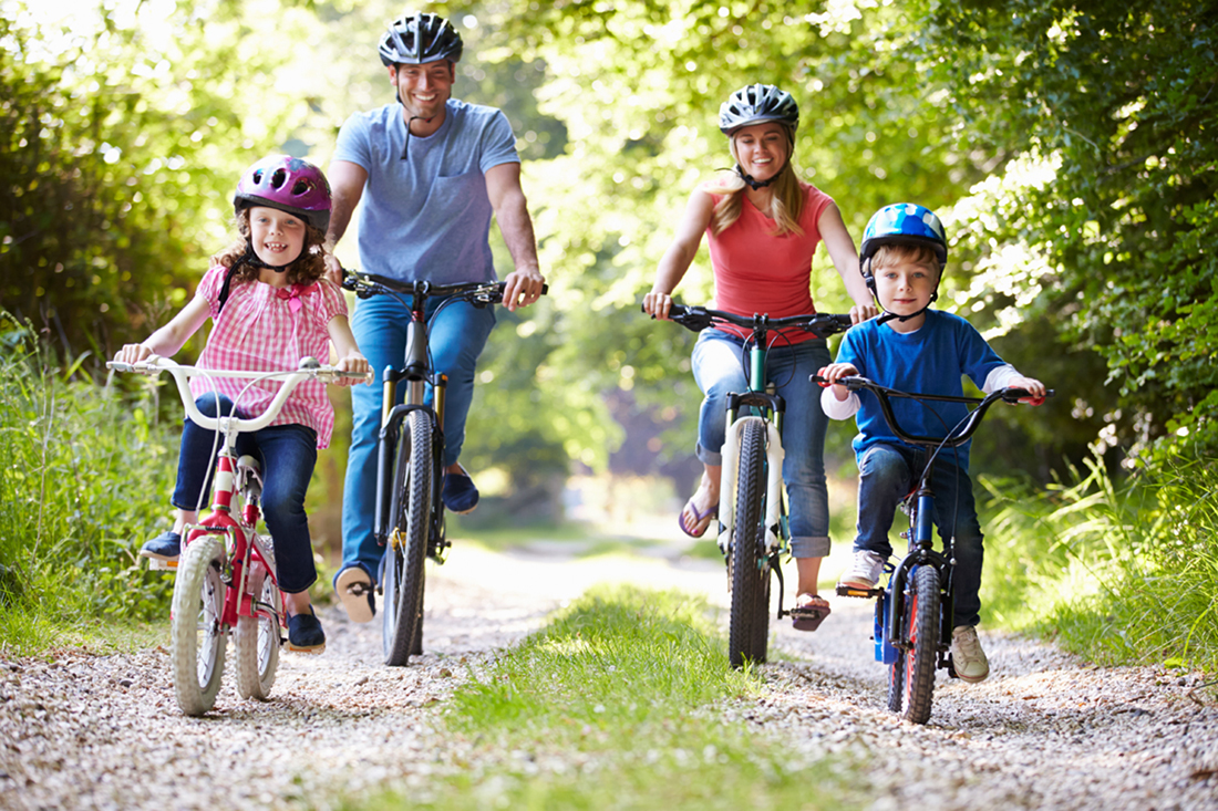 Werfen, Radfahren und Schwimmen machen Spaßund halten die ganze Familie in Bewegung. (Bildquelle: @s