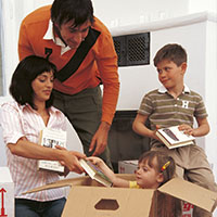 Die Kleinen können beim Packen für den Umzug ins neue Heim helfen.(Bild:Bausparkasse SchwäbischHall) Die Kleinen können beim Packen für den Umzug ins neue Heim helfen.(Bild:Bausparkasse SchwäbischHall)