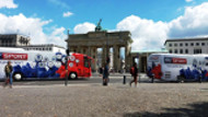 Großflächige Buswerbung von Sky SPORT an Deutschlands Sehenswürdigkeit Nr. 1: dem Brandenburger Tor