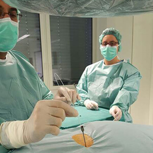 Dr. Munther Sabarini, Avicenna Klinik Berlin, bei der Thermodenervation Dr. Munther Sabarini, Avicenna Klinik Berlin, bei der Thermodenervation