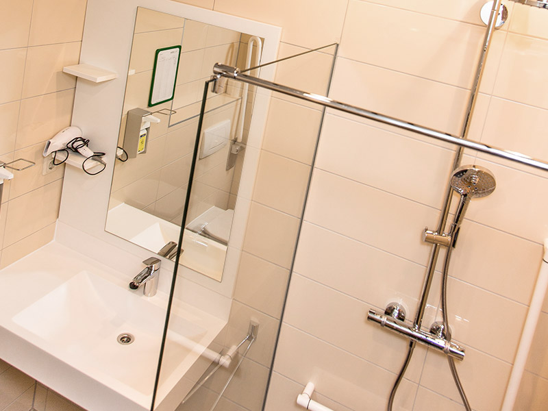 Im Sommer 2016 wurden alle Badezimmer in der Privatklinik Kastanienhof erneuert und modernisiert. (B Im Sommer 2016 wurden alle Badezimmer in der Privatklinik Kastanienhof erneuert und modernisiert. (B