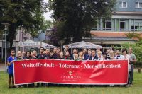 Annett & Benjamin Weiß mit Sohn Charlie und Roland Kaiser mit dem internationalen Team des TRIHOTELs Annett & Benjamin Weiß mit Sohn Charlie und Roland Kaiser mit dem internationalen Team des TRIHOTELs