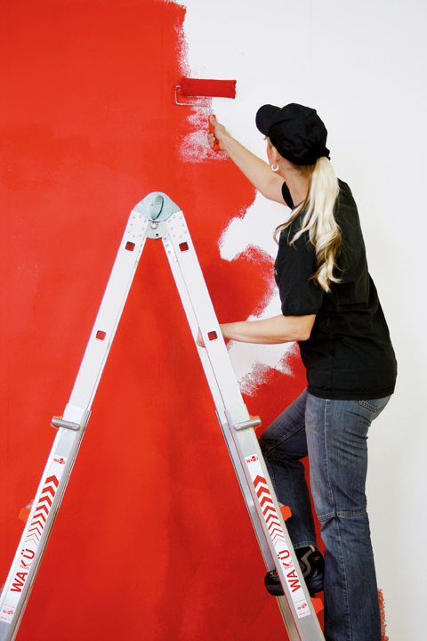 Mit einer flexiblen Teleskopleiter kommt die Farbe problemlos an die Wand. (Bildquelle: epr/WAKÜ-Ger