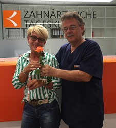 Zahnarzt Karl Vorgic begrüßte Jelka Schröder als erste Patientin in der Zahnärztlichen Tagesklinik.