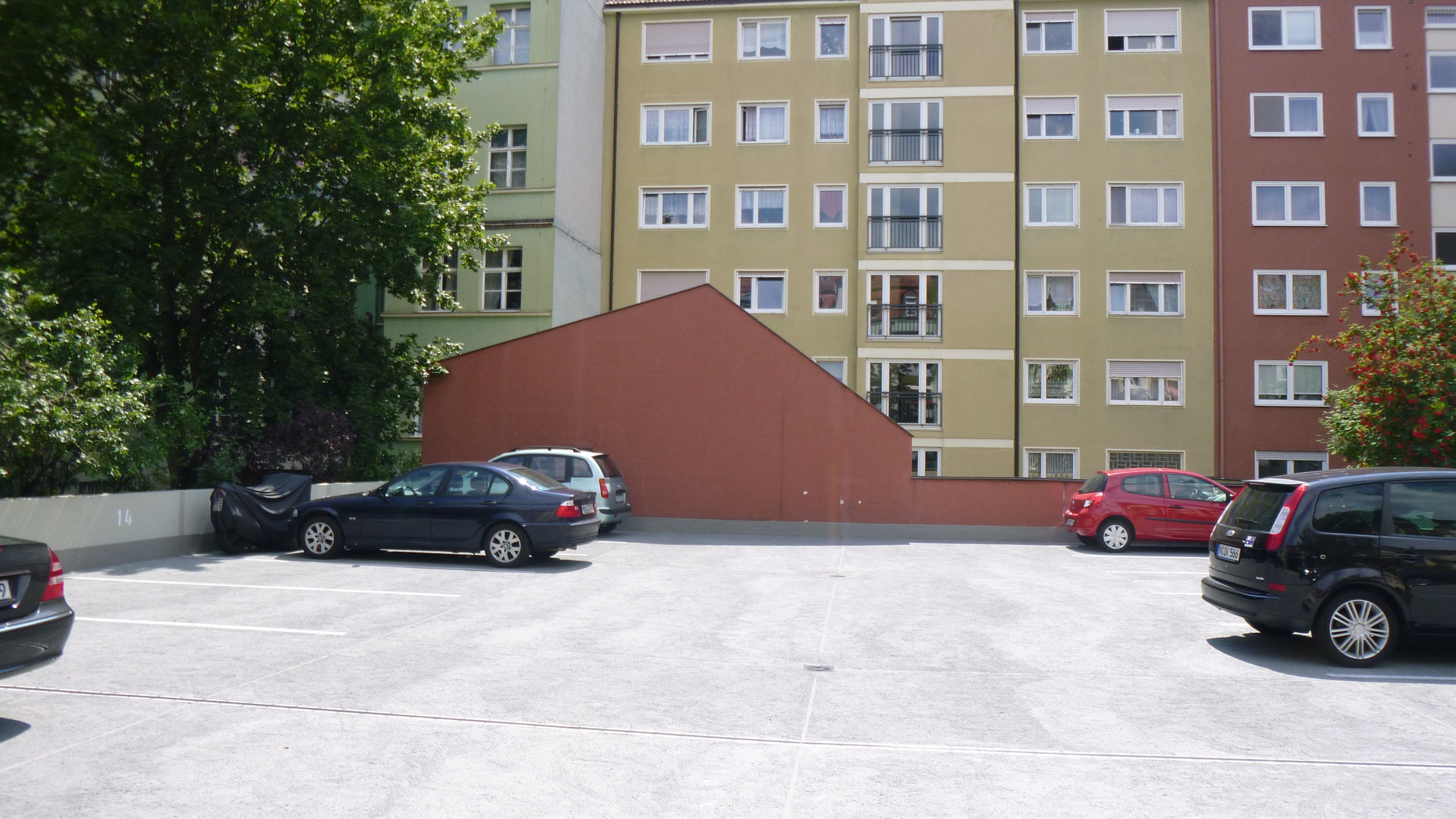 Das zweigeschossige Garagenhaus bietet den Bewohnern dank Triflex wieder einen sicheren Parkraum. Das zweigeschossige Garagenhaus bietet den Bewohnern dank Triflex wieder einen sicheren Parkraum.
