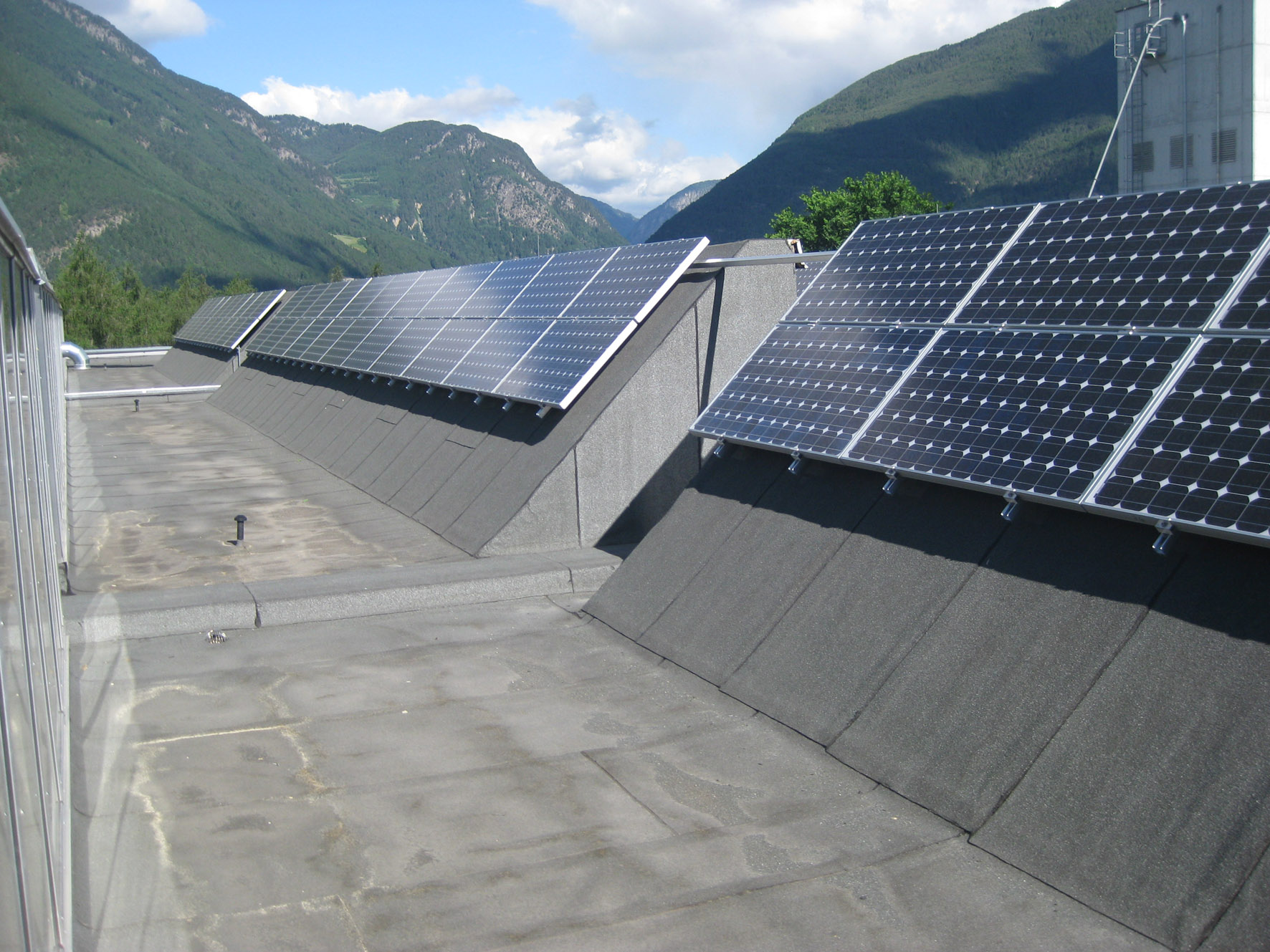 120 Kabeldurchdringungen wurden mit Triflex in die Dachabdichtung der Photovoltaikanlage eingebunden