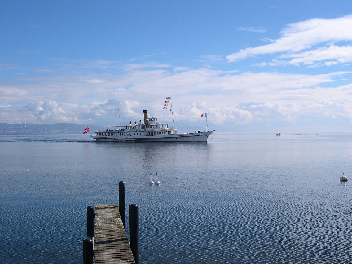 Das liebevoll restaurierte Belle Epoque Schiff"L´Italie" vor traumhafter Kulisse im Genfer