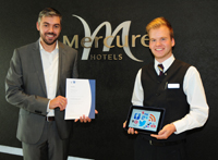 Hoteldirektor Bart Vaessen (l.) mit Holger Hinnemann. Bild: Claudia Wingens Hoteldirektor Bart Vaessen (l.) mit Holger Hinnemann. Bild: Claudia Wingens