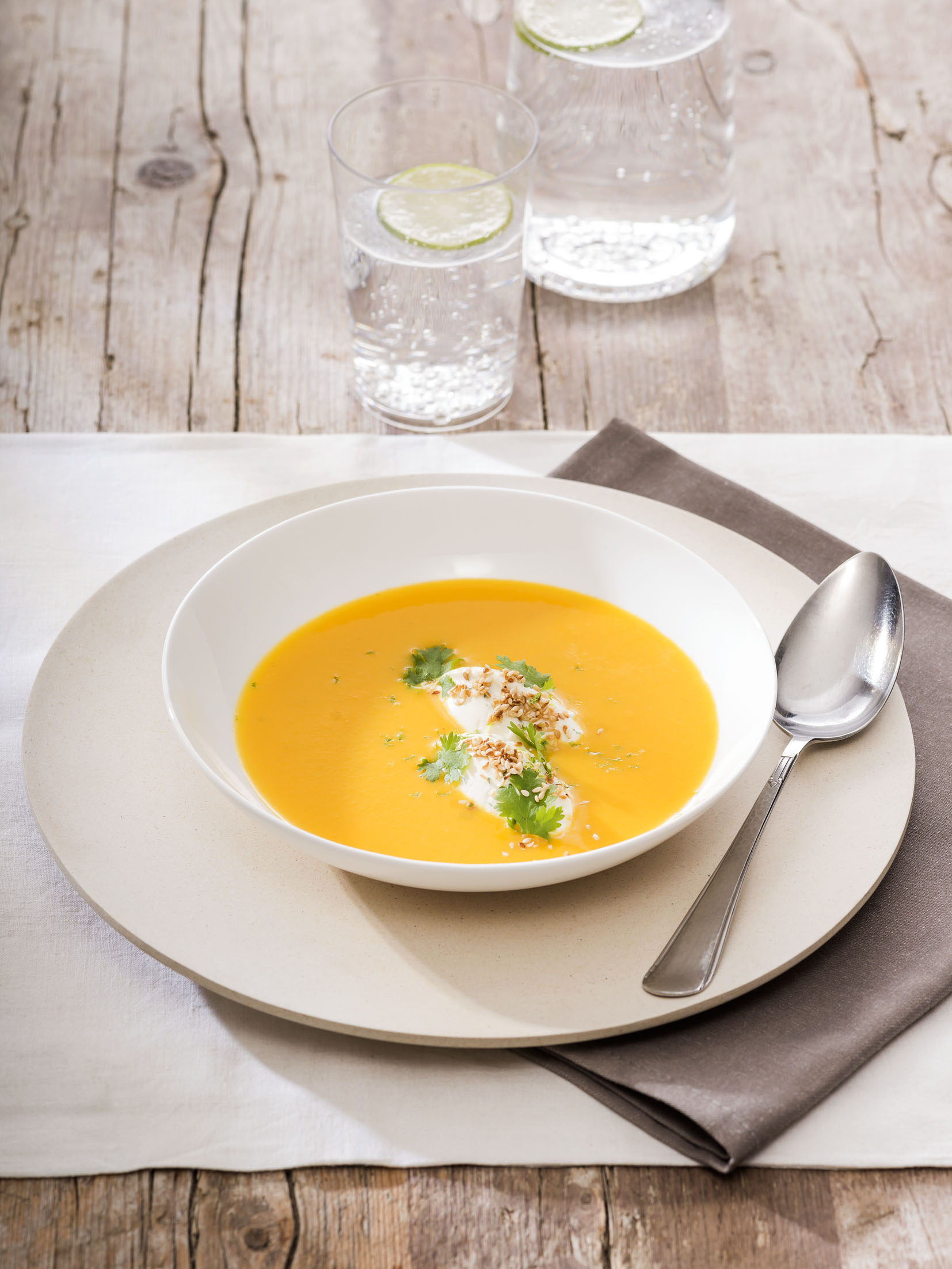Limetten-Süßkartoffel-Suppe mit Frischkäsenocken Limetten-Süßkartoffel-Suppe mit Frischkäsenocken
