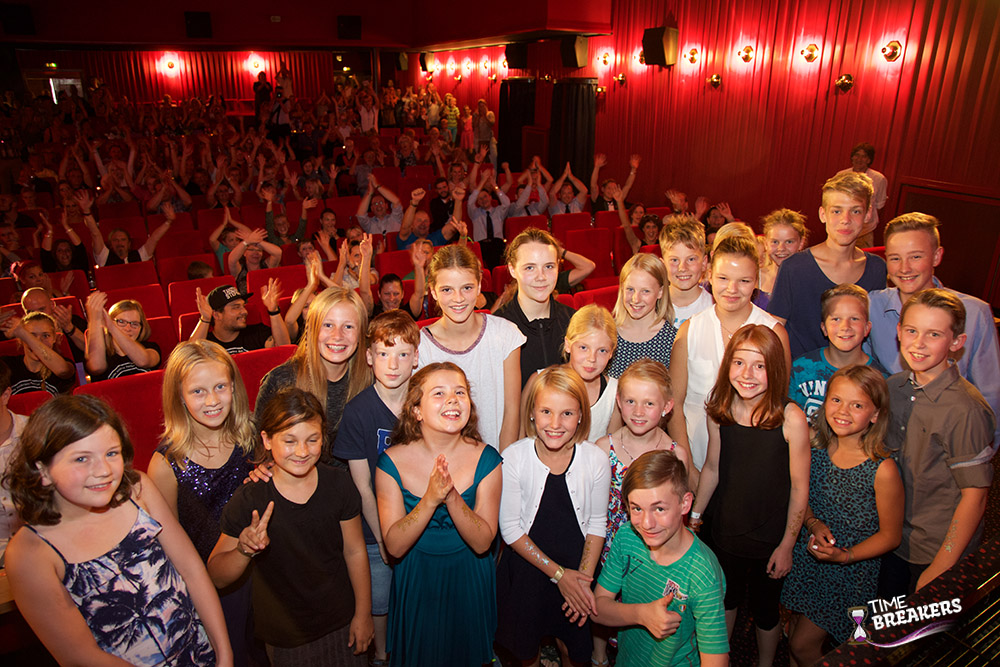 Die Timies gemeinsam mit den Kinderstatisten bei der Weltpremiere der Timebreakers