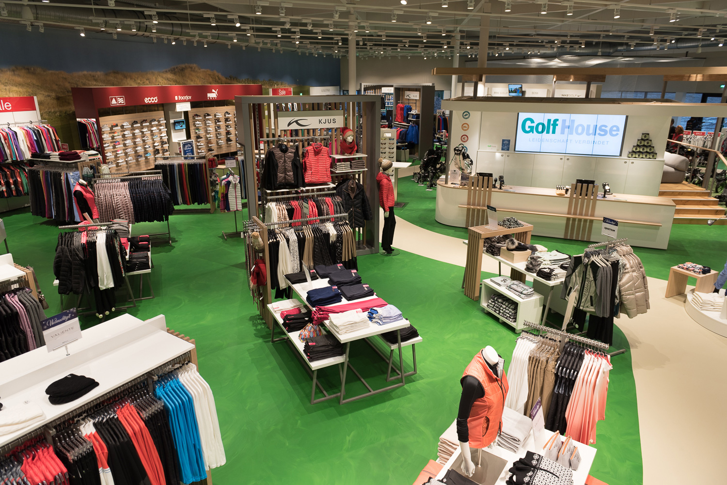 Der Flagship Store von Golf House besticht durch moderne Digitial Signage Installationen. Der Flagship Store von Golf House besticht durch moderne Digitial Signage Installationen.