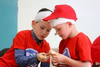 Kinder mit großem Engagement bei Erste-Hilfe-Aktionstag von Hansaplast und dem Jugendrotkreuz Kinder mit großem Engagement bei Erste-Hilfe-Aktionstag von Hansaplast und dem Jugendrotkreuz
