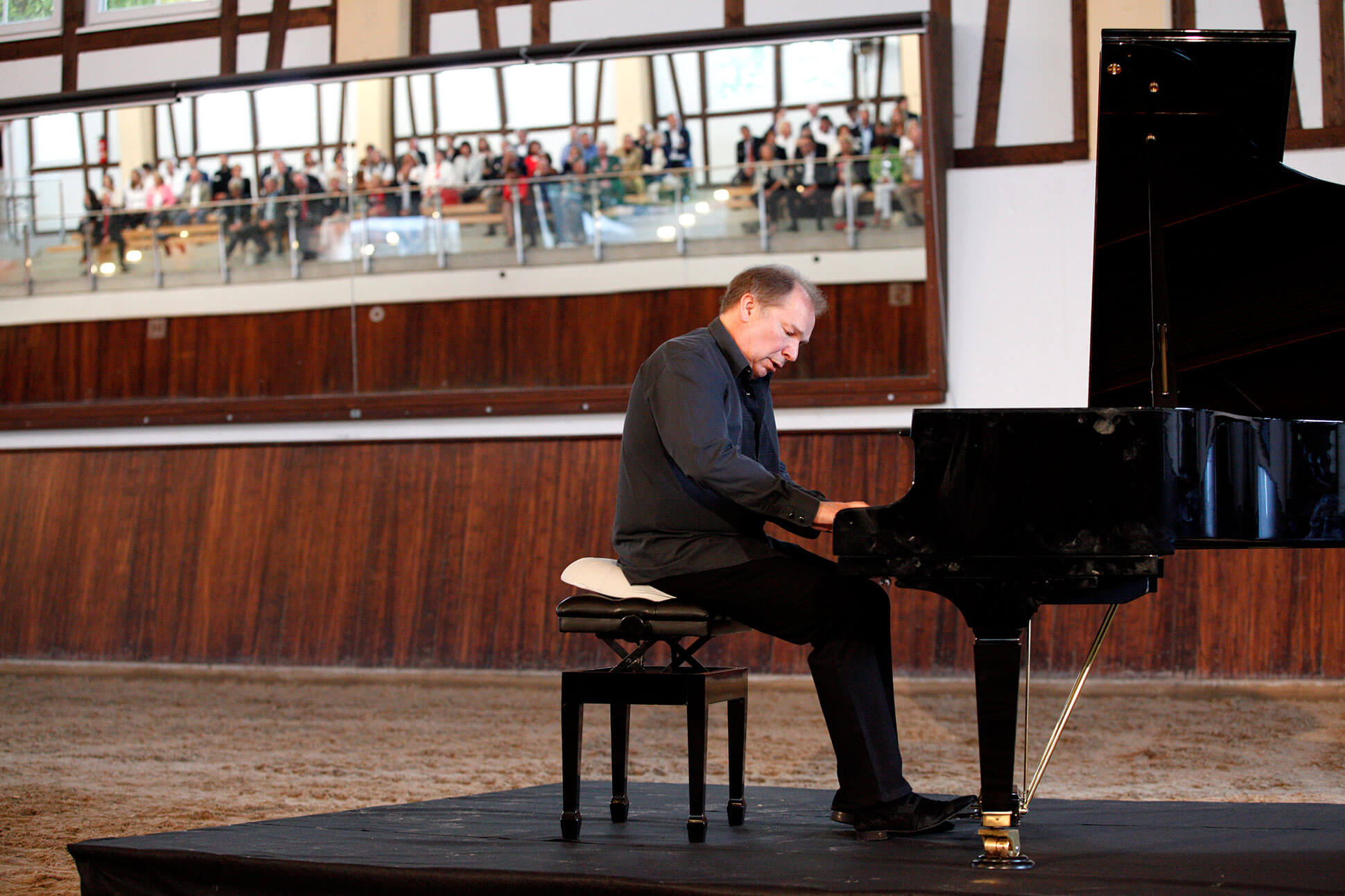 Konzertpianist Yuri Rozum bei einem früheren Konzert im Gestüt Tannenhof (Bildquelle: Dagmar Rittner Konzertpianist Yuri Rozum bei einem früheren Konzert im Gestüt Tannenhof (Bildquelle: Dagmar Rittner