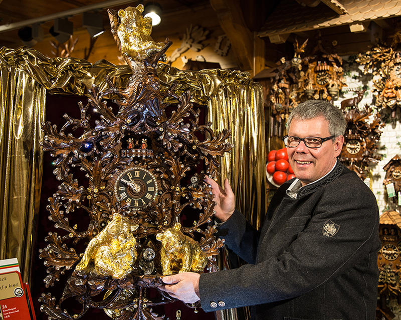 Thomas Weisser mit dem einzigartigen Unikat, der 30.000,- Euro teuren Kuckucksuhr. (Bildquelle: Foto Thomas Weisser mit dem einzigartigen Unikat, der 30.000,- Euro teuren Kuckucksuhr. (Bildquelle: Foto