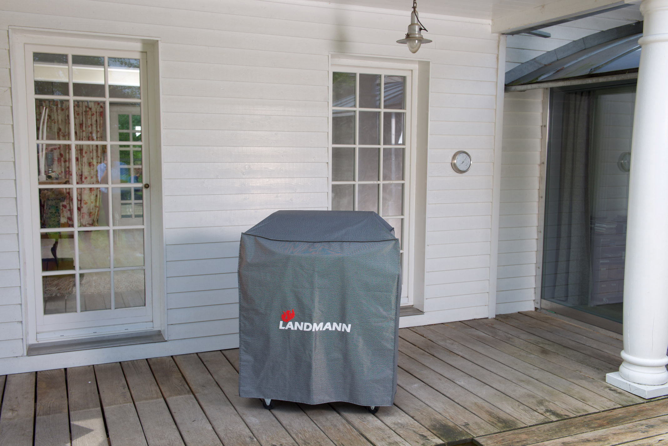 Die Premium-Wetterschutzhauben von LANDMANN schützen den Grill vor Witterungseinflüssen. Die Premium-Wetterschutzhauben von LANDMANN schützen den Grill vor Witterungseinflüssen.