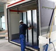 Container mit integriertem Boden zum sicheren Entladen Container mit integriertem Boden zum sicheren Entladen