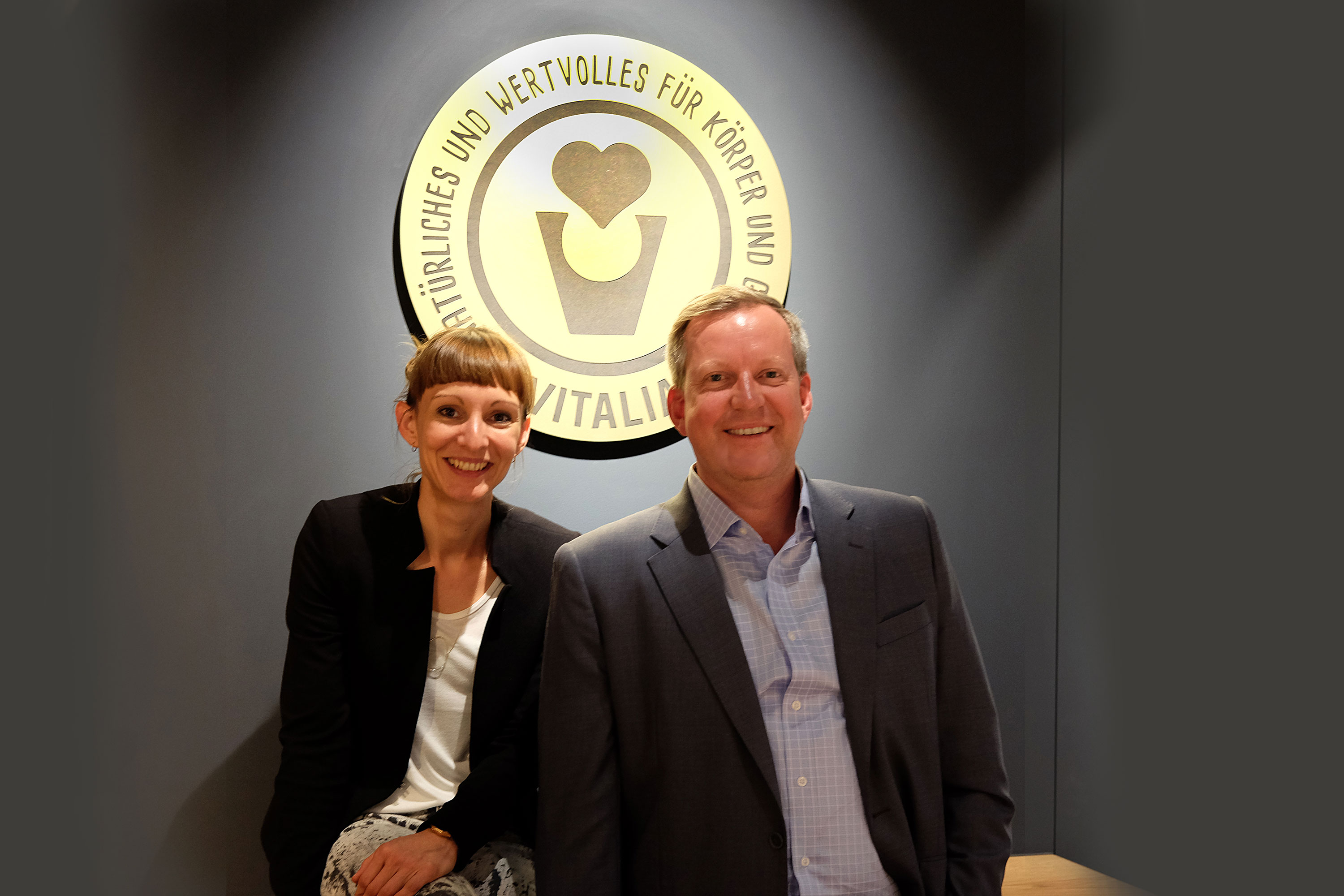 Links VITALIA-Markenarchitektin Kristina Kalisch, rechts VITALIA-Geschäftsführer Ullrich Kranzer