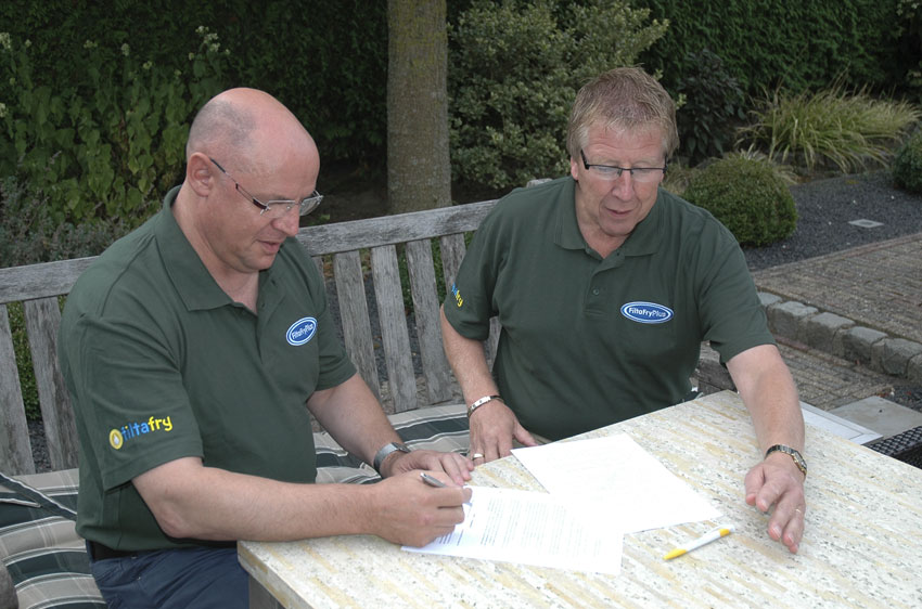 Reiner Hergarten (links) und Jos van Aalst (rechts) vereinbaren Franchisepartnerschaft Reiner Hergarten (links) und Jos van Aalst (rechts) vereinbaren Franchisepartnerschaft