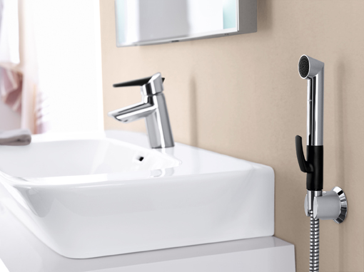 Die Funktionsbrause wird in Kombination mit HANSAFIT neben Waschtisch oder WC montiert. Foto: HANSA