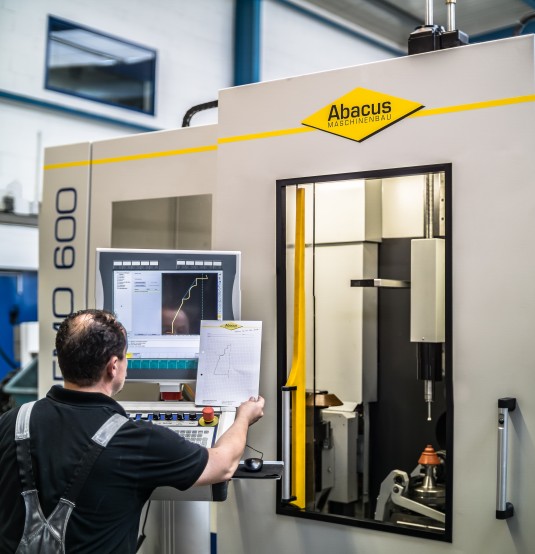 Direkt an der Drückmaschine PREMO 600 von Abacus Maschinenbau kann eine Zeichnung für die gewünschte Direkt an der Drückmaschine PREMO 600 von Abacus Maschinenbau kann eine Zeichnung für die gewünschte
