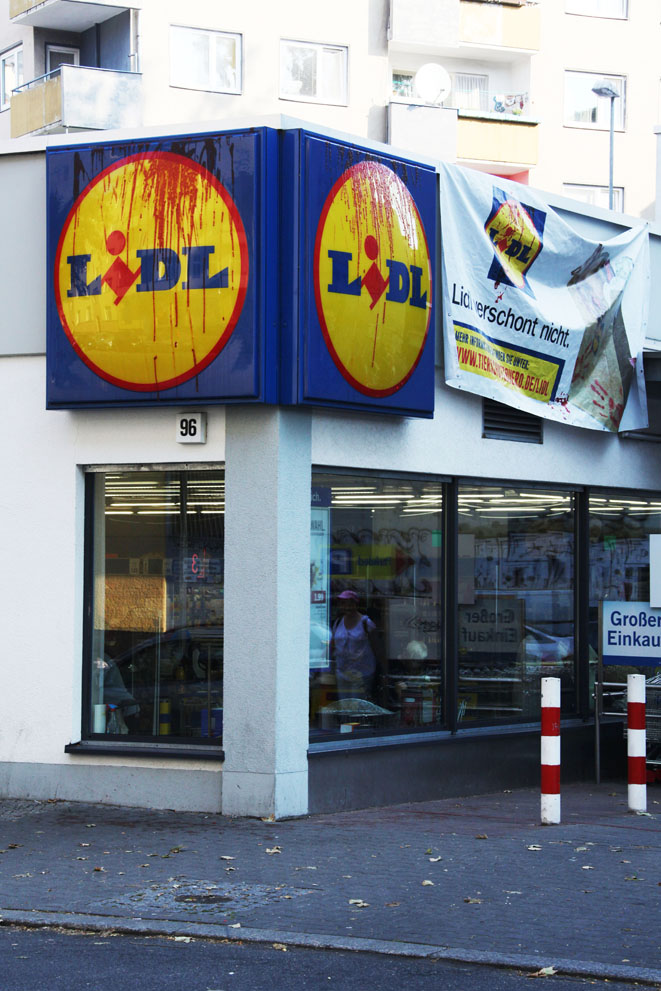 Tierschützer lassen Banner an Berliner LIDL-Filiale hinab. Tierschützer lassen Banner an Berliner LIDL-Filiale hinab.