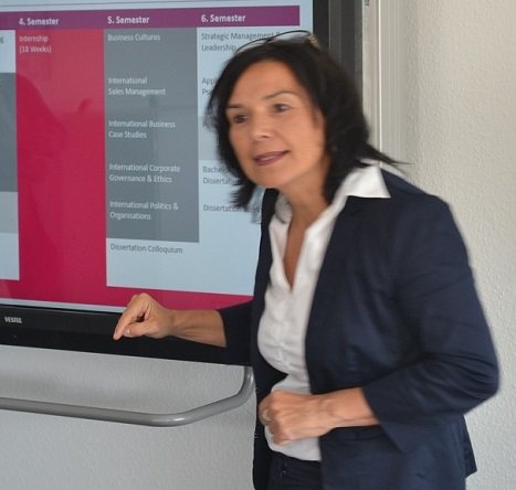 Prof. Dr. Perizat Daglioglu erläutert den englischsprachigen Studiengang MIB. Foto: Franz Motzko