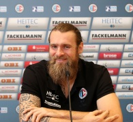(Foto: J. Krieg, hl-studios, Erlangen): Pavel Horák freut sich auf die Unterstützung der HCE-Fans (Foto: J. Krieg, hl-studios, Erlangen): Pavel Horák freut sich auf die Unterstützung der HCE-Fans