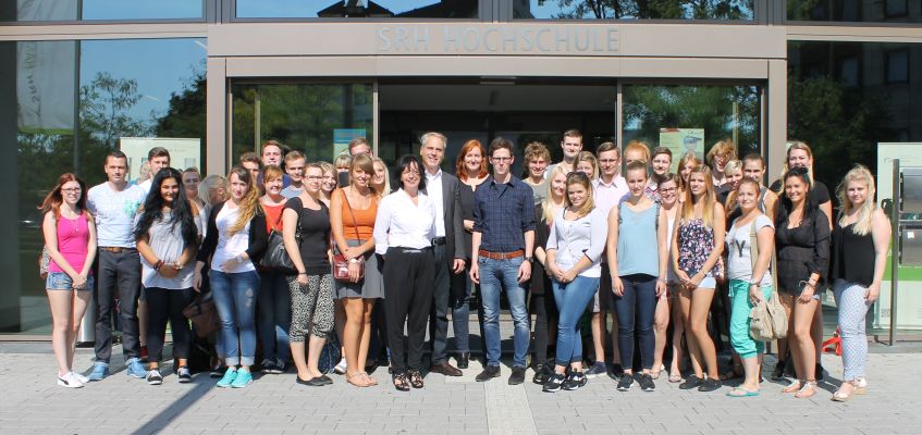 In der Mitte umringt von den neuen Erstsemestern Soziale Arbeit: Prof. Dr. Susanne Neumann (weiße Bl In der Mitte umringt von den neuen Erstsemestern Soziale Arbeit: Prof. Dr. Susanne Neumann (weiße Bl