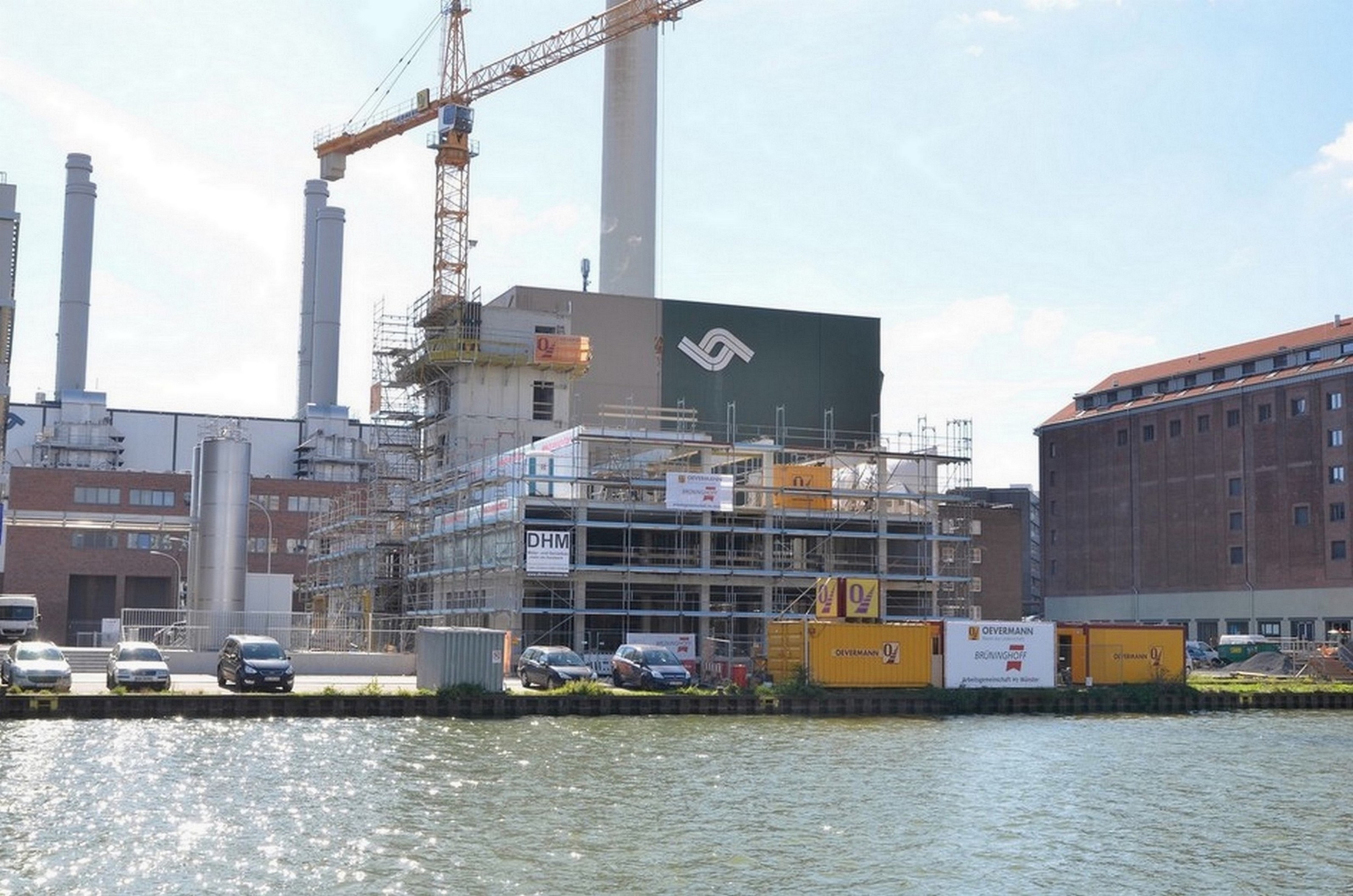 Auf der Baustelle des H7 werden die vorproduzierten Wandelemente von Brüninghoff eingesetzt. (Foto: Auf der Baustelle des H7 werden die vorproduzierten Wandelemente von Brüninghoff eingesetzt. (Foto: