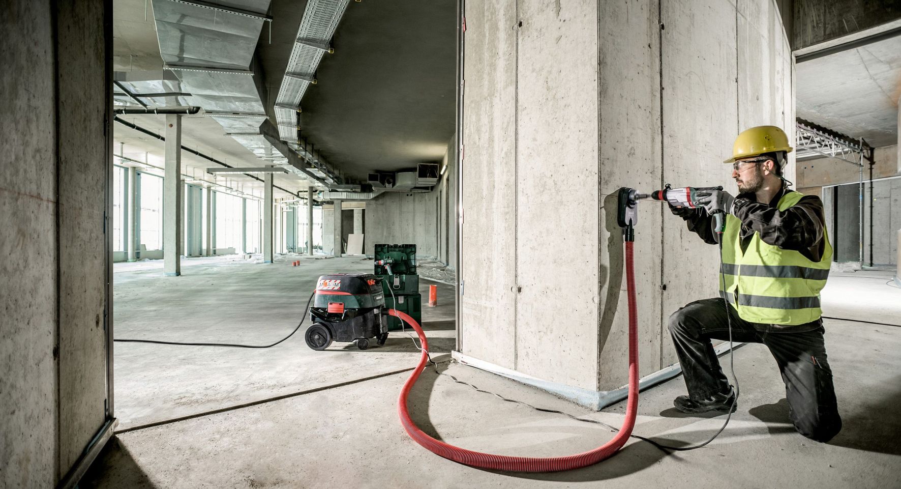 Der Kombihammer KHE 2860 Quick beim Einsatz auf der Großbaustelle. Foto: Metabo