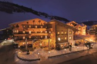 Hotelansicht von vorne im Winter bei Nacht Hotelansicht von vorne im Winter bei Nacht