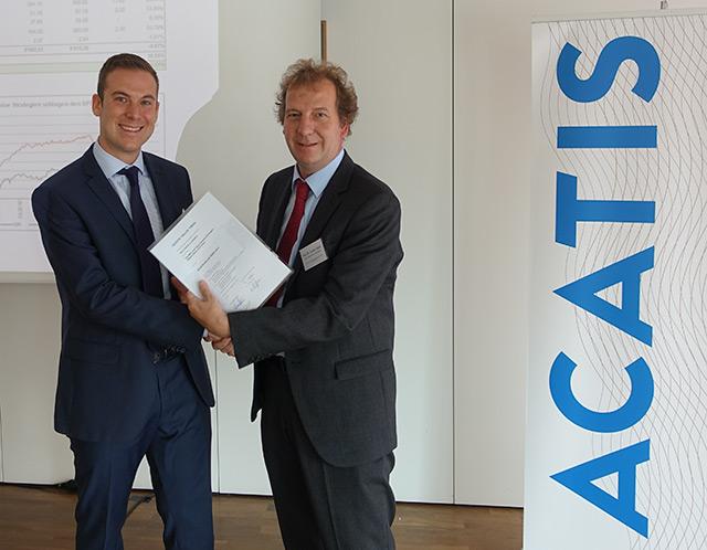 Verleihung des ACATIS-Value-Preises 2016 an Adrian Lechthaler (links), rechts Prof. Dr. Detlev Stock