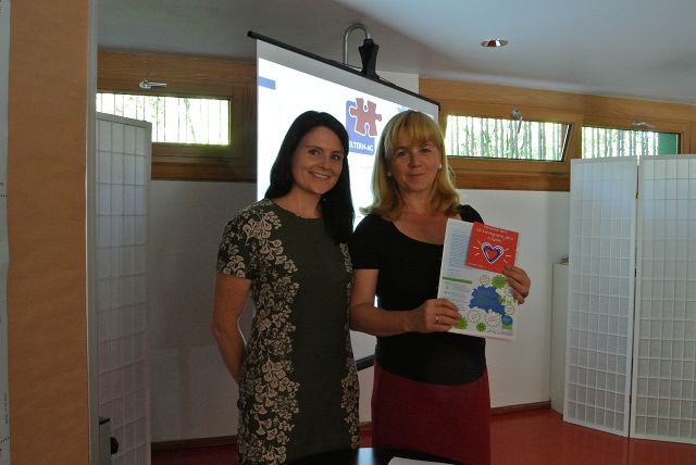 ELTERN-AG Geschäftsführerin Janet Thiemann und Bezirksstadträtin Juliane Witt ELTERN-AG Geschäftsführerin Janet Thiemann und Bezirksstadträtin Juliane Witt