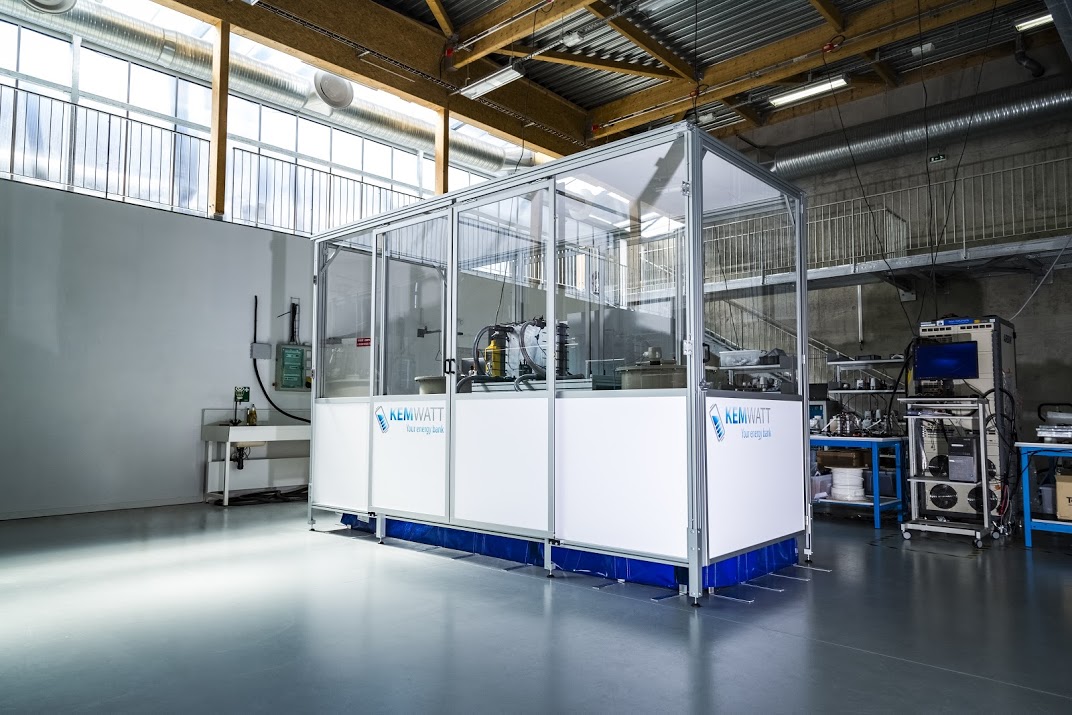 Kemwatts erster industrieller Prototyp einer organischen Redox Flow Batterie