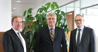 Vorstandsvorsitzender Schlottbom (l) u. Aufsichtsratsvorsitzender Boehnke (r) gratulieren Kerkhoff. Vorstandsvorsitzender Schlottbom (l) u. Aufsichtsratsvorsitzender Boehnke (r) gratulieren Kerkhoff.