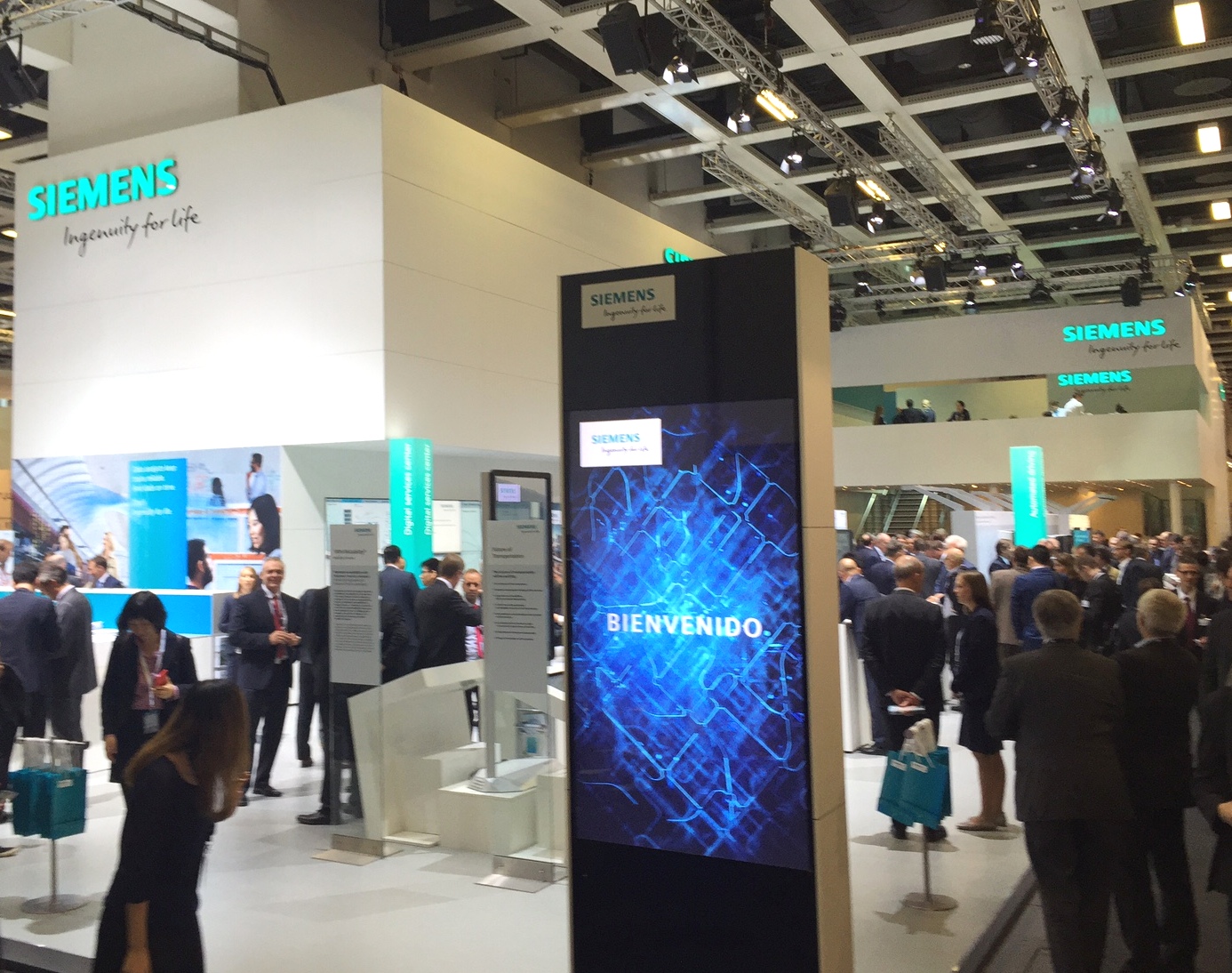 (Foto: hl-studios, Erlangen): hl-studios und Siemens AG setzten Maßstäbe auf der InnoTrans in Berlin (Foto: hl-studios, Erlangen): hl-studios und Siemens AG setzten Maßstäbe auf der InnoTrans in Berlin