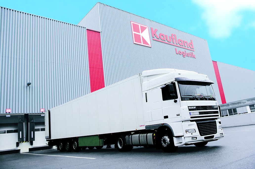 Die Kaufland Logistik wurde für die Reduktion des CO2-Ausstoßes ausgezeichnet. Die Kaufland Logistik wurde für die Reduktion des CO2-Ausstoßes ausgezeichnet.