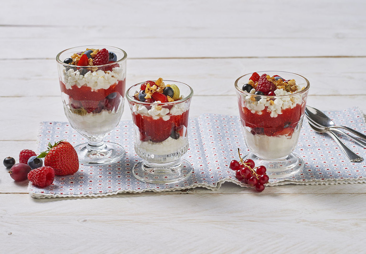 Schichtdessert mit Beeren