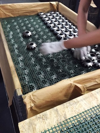 Verfestigungsstrahlen erhöht die Belastbarkeit von dauerschwingbelasteten Bauteilen, hier Kegelräder