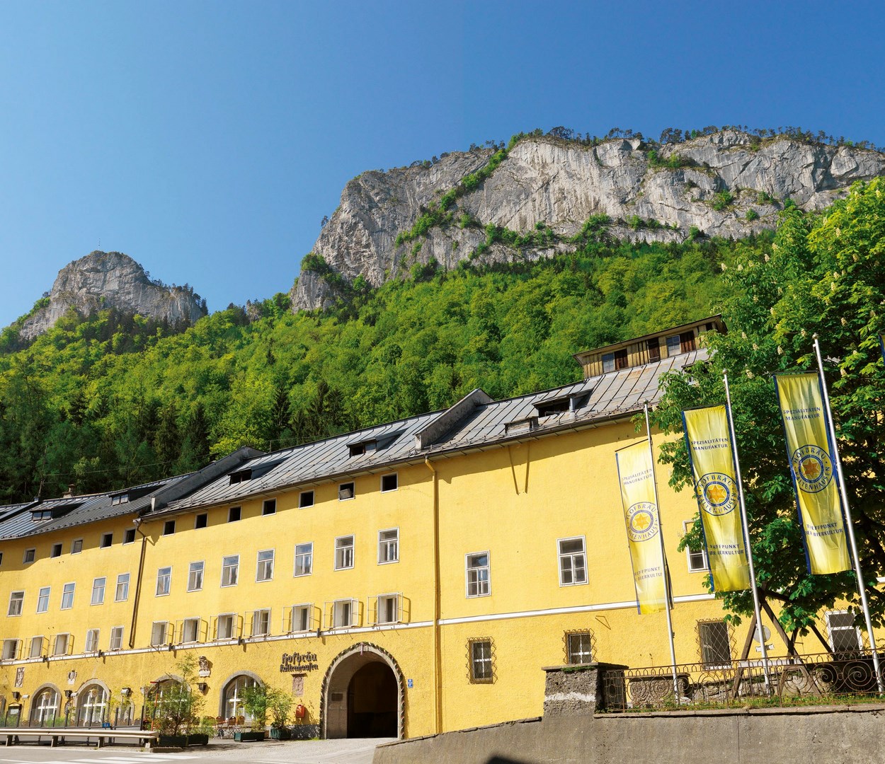 Hofbräu Kaltenhausen am Fuße des Dürrnberg (Bildquelle: @EOS Werbefotografie OEG)