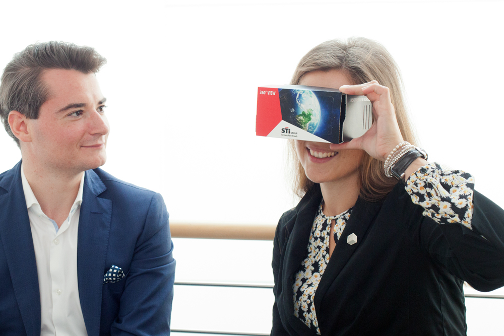 Virtuelles Erleben ist Trumpf! Ob Fallschirmsprung oder Konzerterlebnis, die VR-Brille aus Wellpappe
