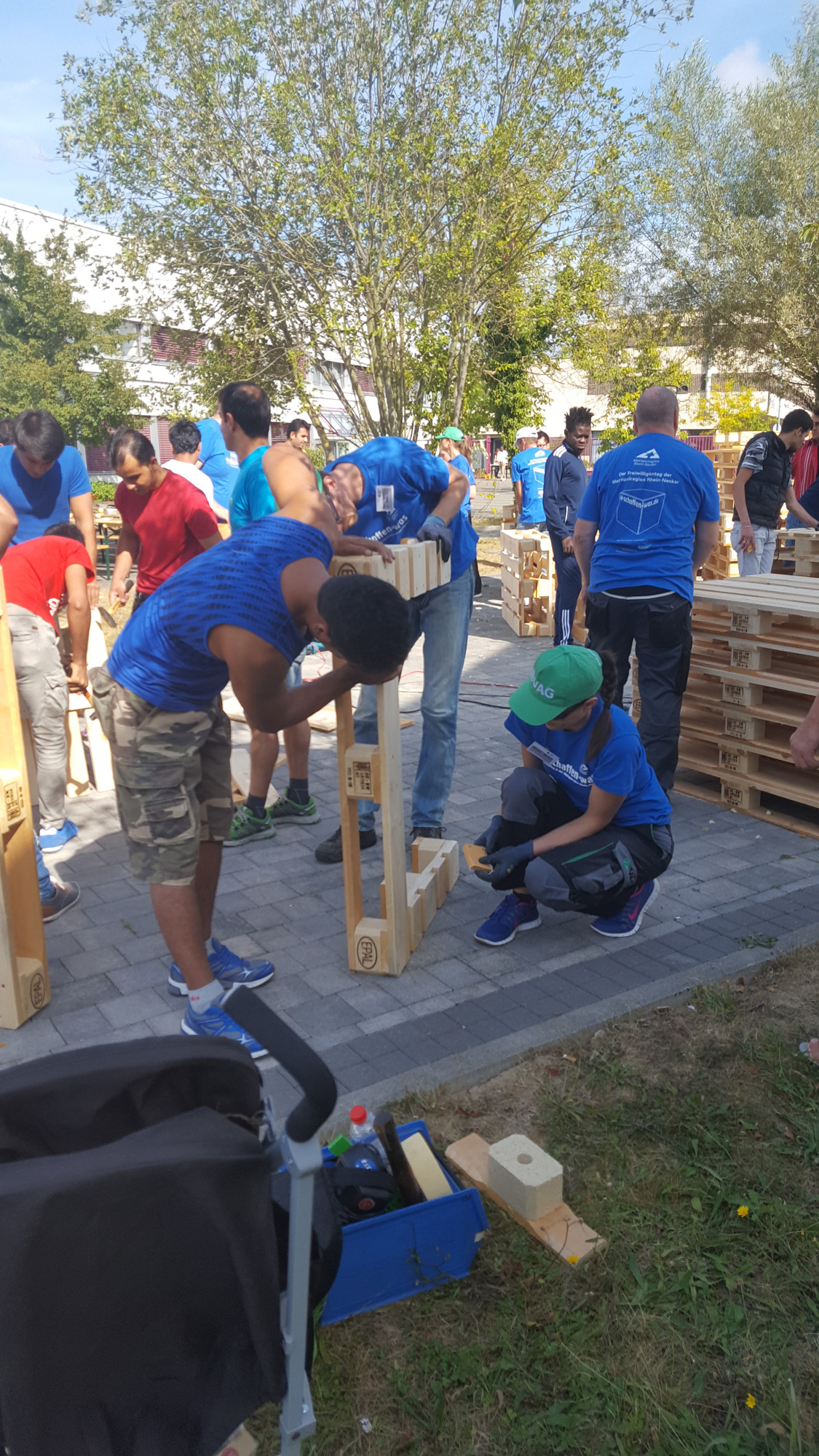VAG Mitarbeiter bauen Gartenmöbel für Flüchtlingsheim in Sinsheim