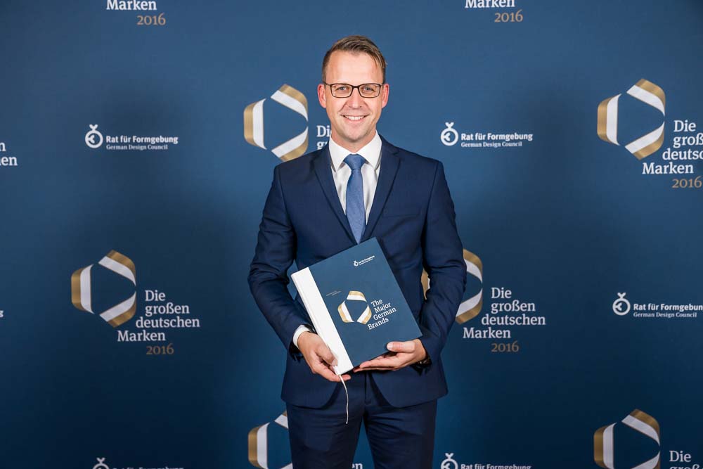 Bette Marketingleiter Sven Rensinghoff mit Buchband?Die großen deutschen Marken?. (Bildquelle: Bette